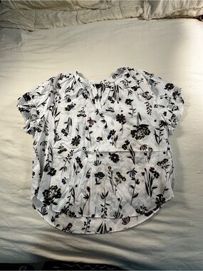 Ann Taylor White Floral Short-Sleeve Blouse with ruffle detail at sleeves